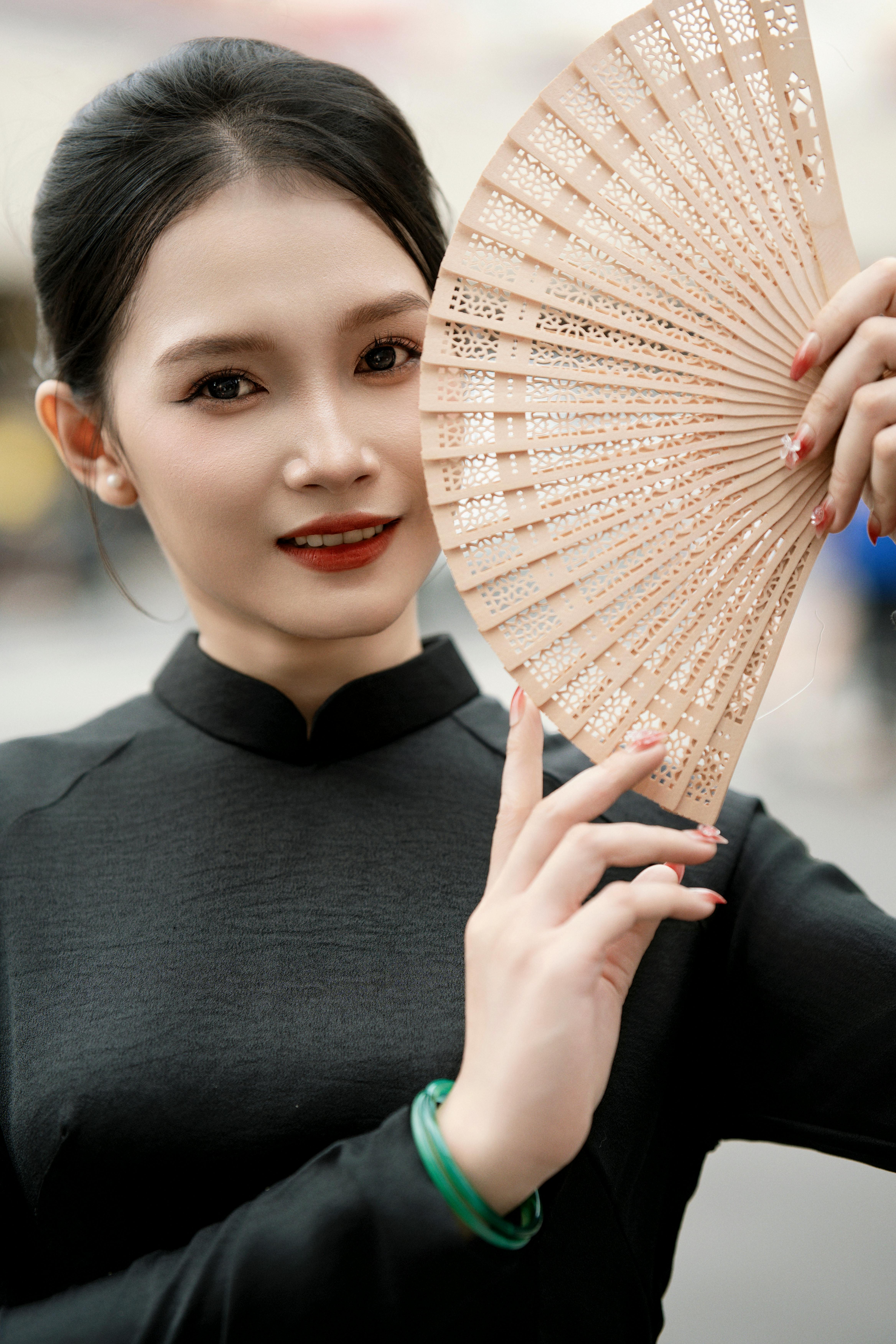 纪录片项目视觉图：人物与自然光质感画面